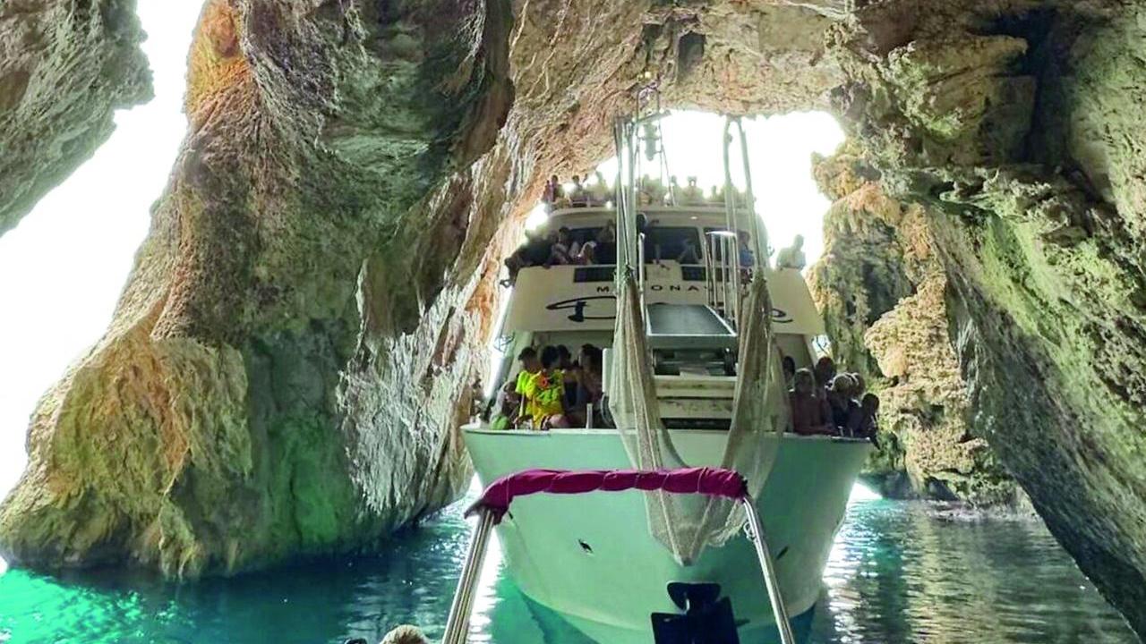 Motonave nelle grotte a Baunei, l'armatore: «Lo faccio da decenni, come tutti e non c’è nessun rischio»