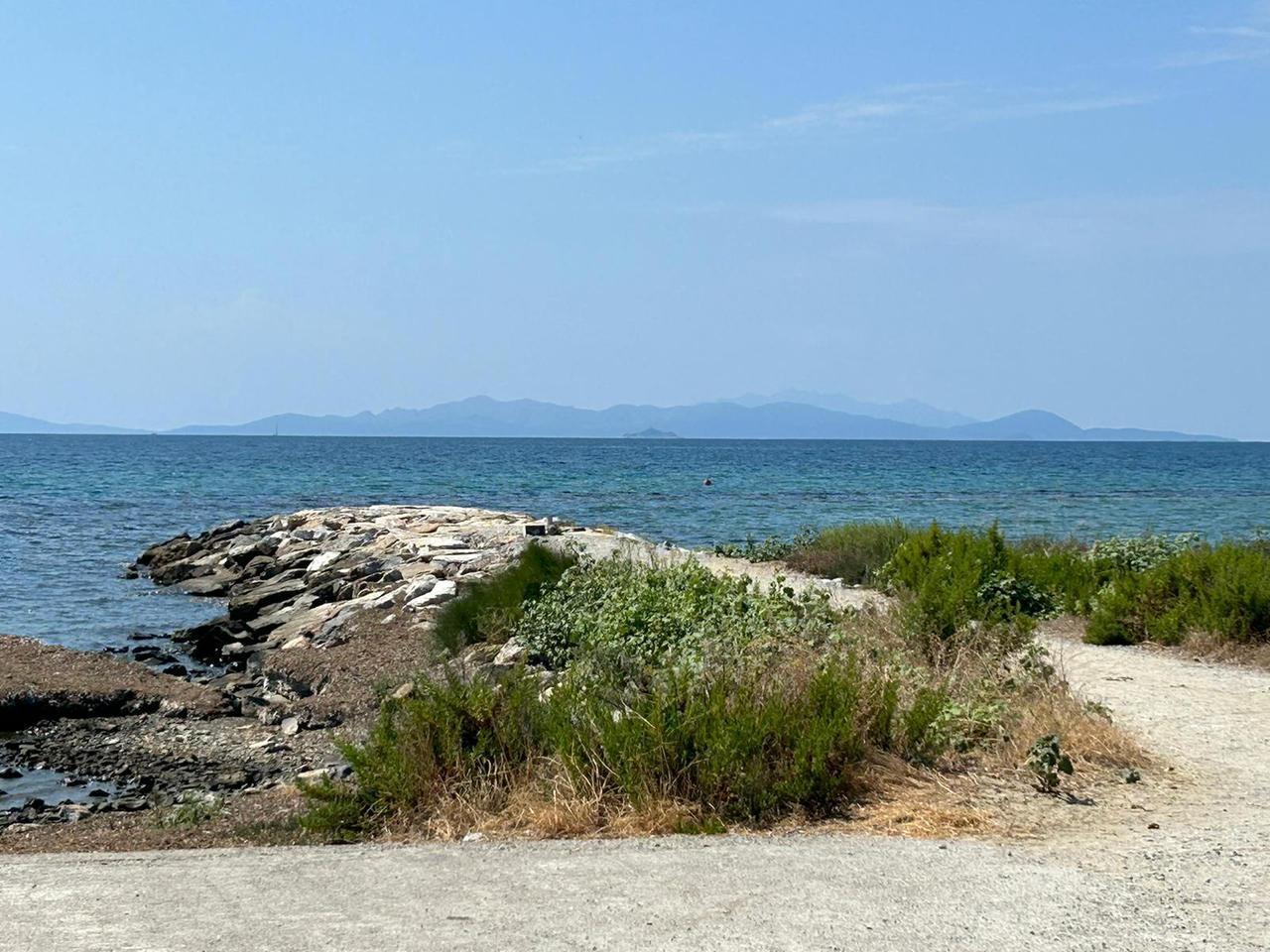 Ferrarese in vacanza a Follonica derubato mentre fa il bagno