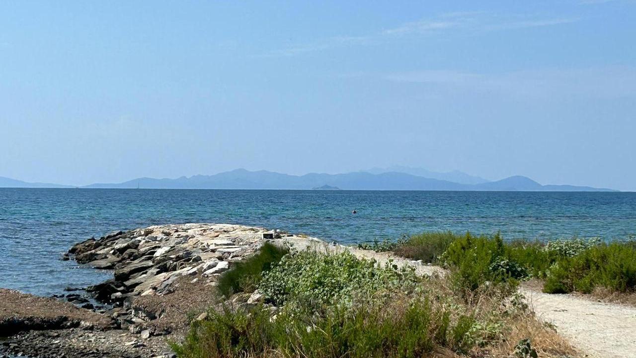 Ferrarese in vacanza a Follonica derubato mentre fa il bagno