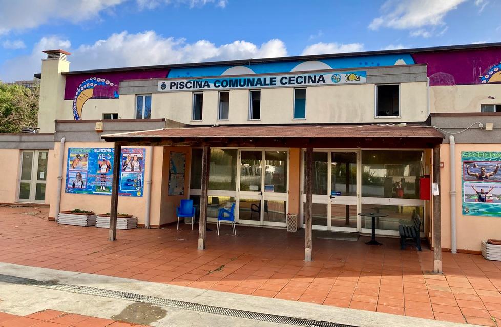 L’ingresso della piscina comunale di Cecina