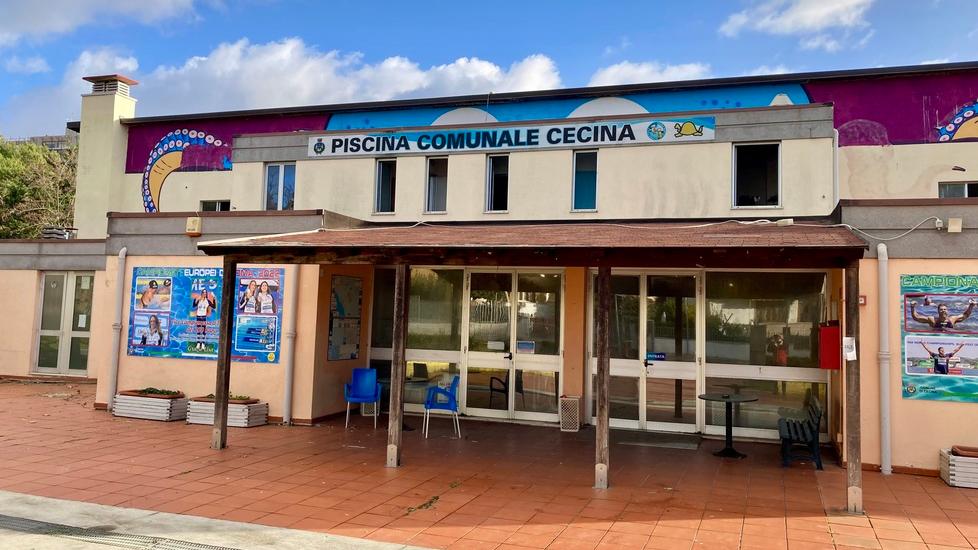 L’ingresso della piscina comunale di Cecina