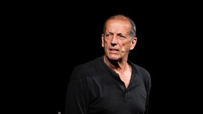 Livorno, la sfida di Marco Baliani a teatro: «Siamo zombie col cellulare, l’empatia cattura»<br type="_moz" />