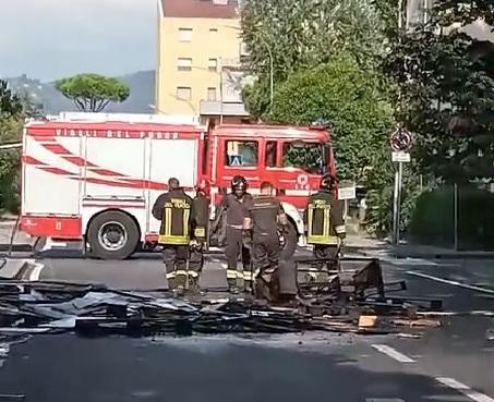 I vigili del fuoco in via Del Pastore con il materiale cui è stato dato fuoco