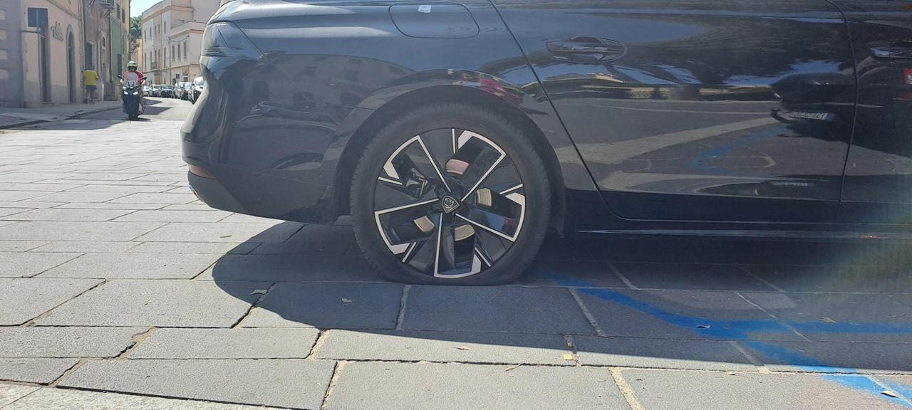 Oristano, lancia vasi di fiori sulle auto e squarcia le gomme: dopo il raid si barrica in casa