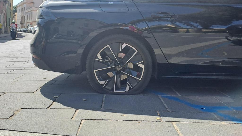 Oristano, lancia vasi di fiori sulle auto e squarcia le gomme: dopo il raid si barrica in casa