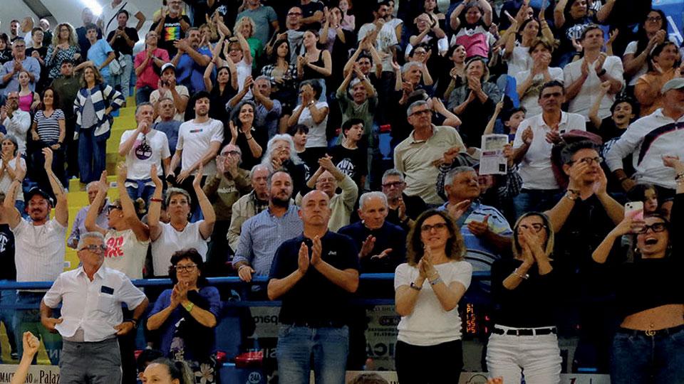 Nella foto a lato il pubblico sugli spalti del PalaPoggetti di via Toscana (foto Michele Falorni/Silvi)