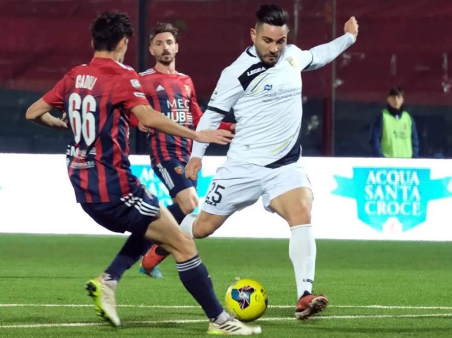 Carmine De Sena con la maglia del Giugliano