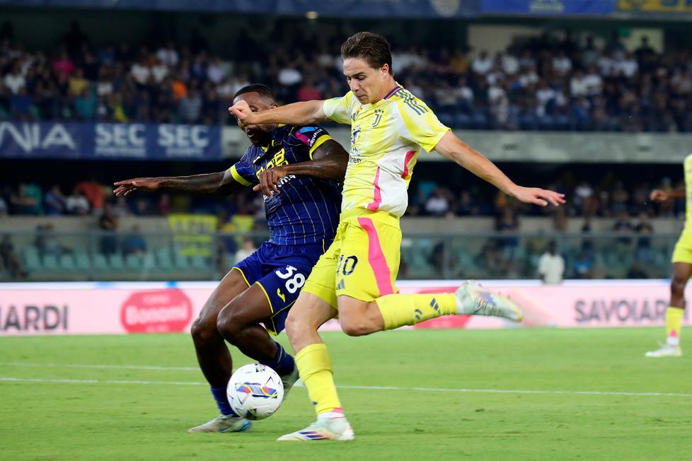 Kenan Yıldız in azione nel match vittorioso della Juventus a Verona