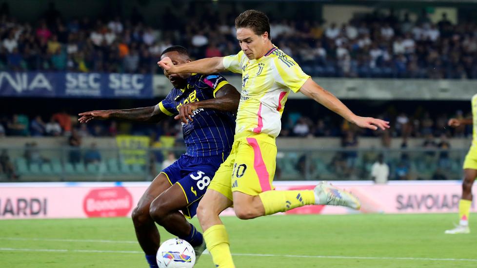 Kenan Yıldız in azione nel match vittorioso della Juventus a Verona