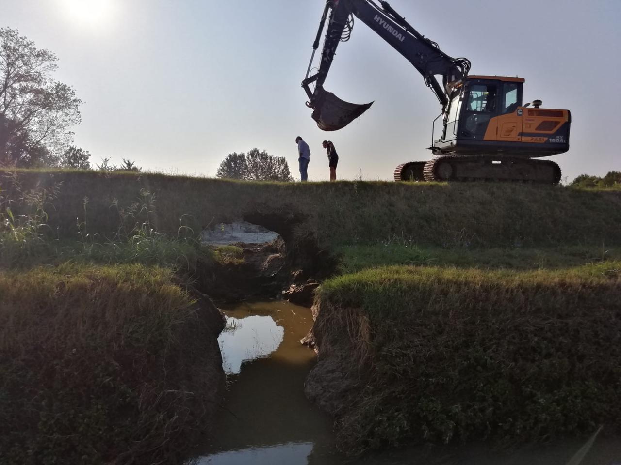 Falla nell’argine del canale Risalita, due strade sott’acqua