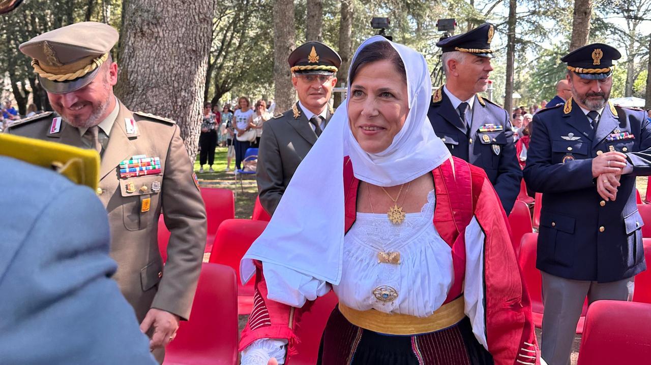 Redentore, Alessandra Todde con l’abito tradizionale alla messa sul monte Ortobene