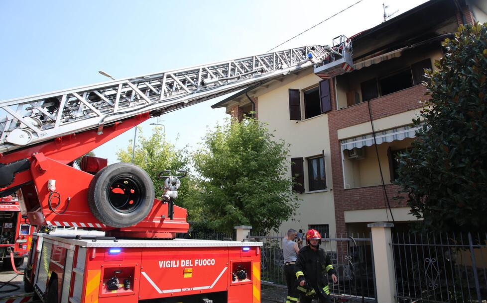 In via Melegari le fiamme devastano un appartamento
