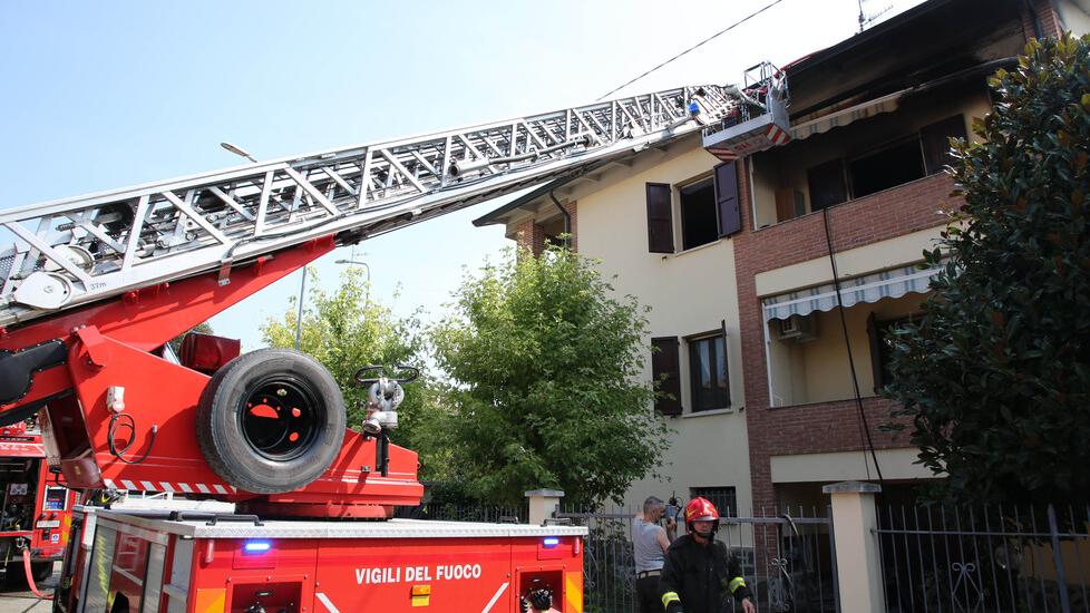 In via Melegari le fiamme devastano un appartamento