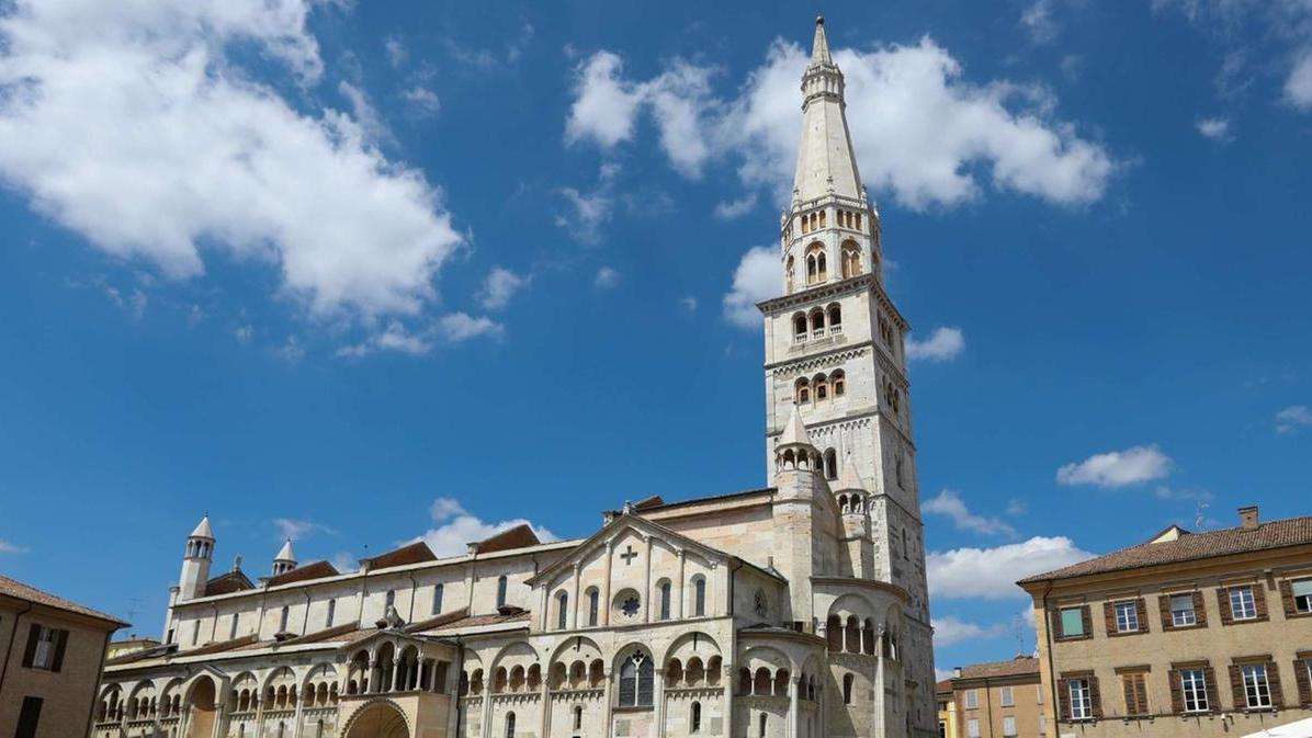 Perché la Ghirlandina è così pendente? Una visita guidata alla scoperta dei segreti della torre di Modena