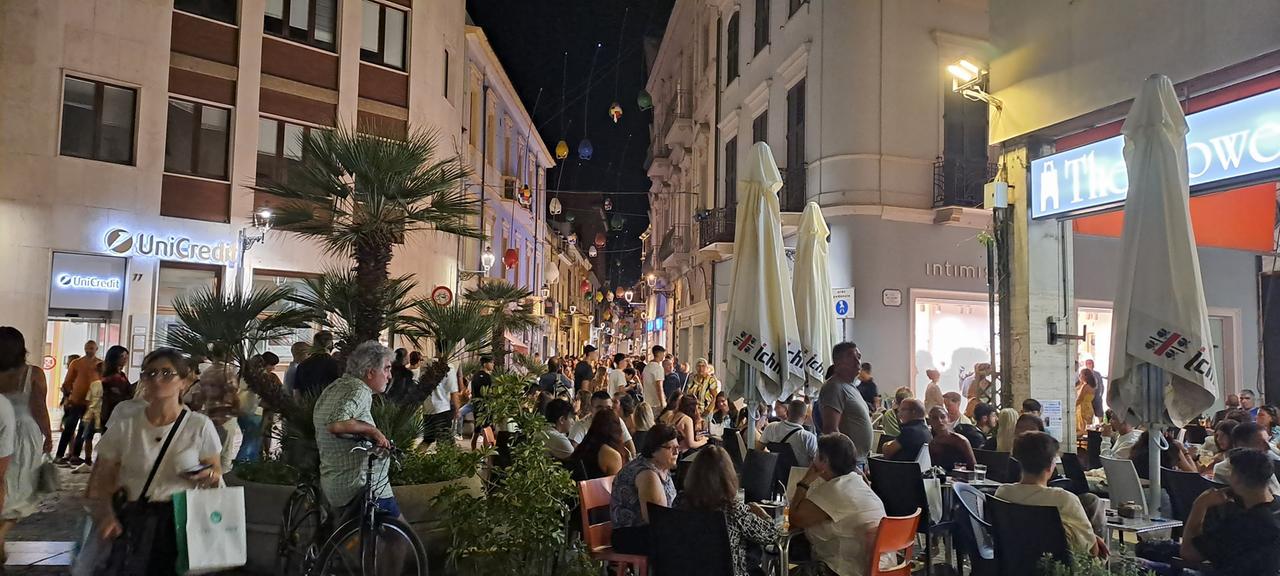 Oristano, lo shopping sotto le stelle fa il pienone: «Bar e ristoranti sold out»