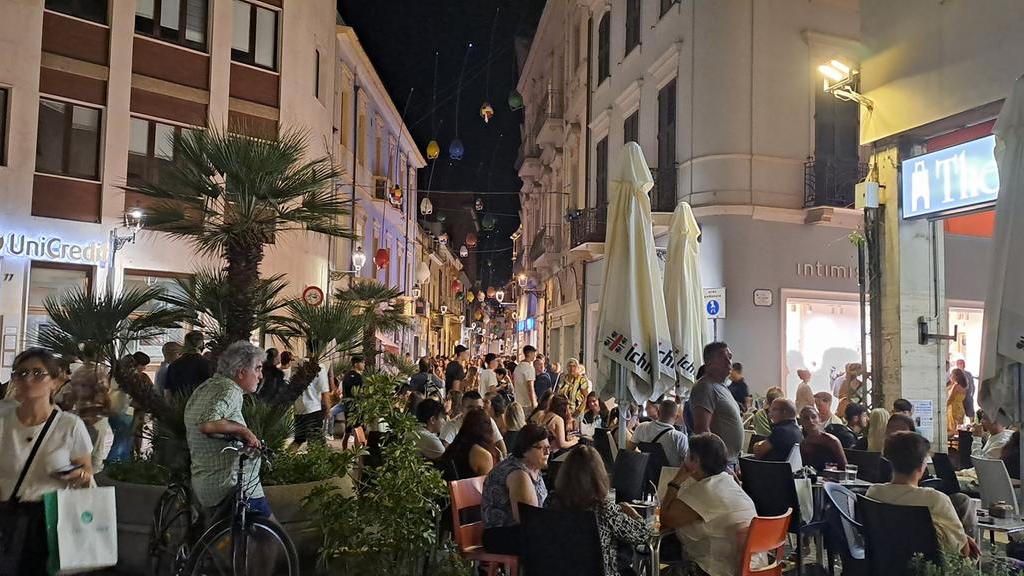 Oristano, lo shopping sotto le stelle fa il pienone: «Bar e ristoranti sold out»