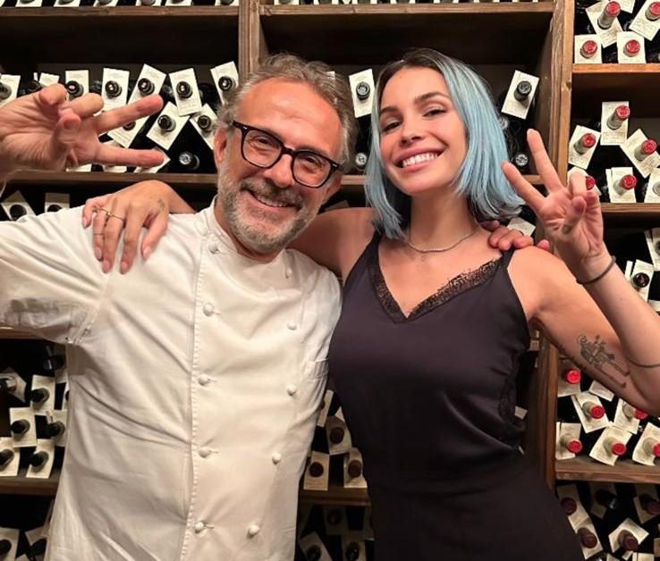 Dopo Travis Scott, anche Rose Villain: un’altra star della musica a cena da Massimo Bottura a Modena