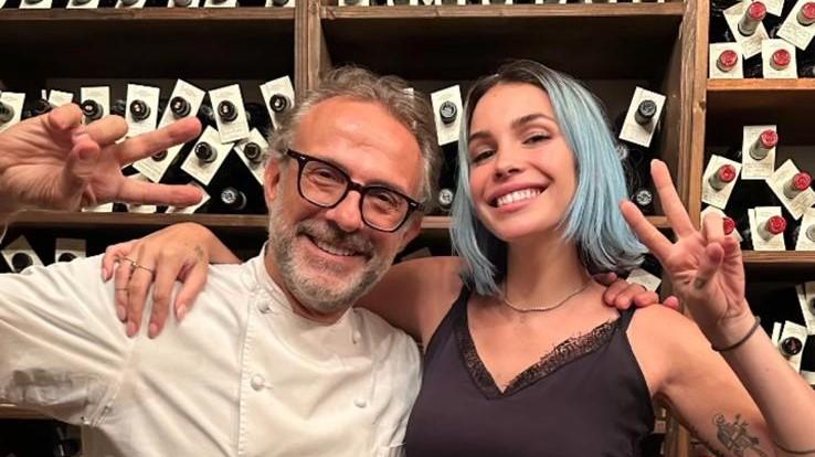 Dopo Travis Scott, anche Rose Villain: un’altra star della musica a cena da Massimo Bottura a Modena