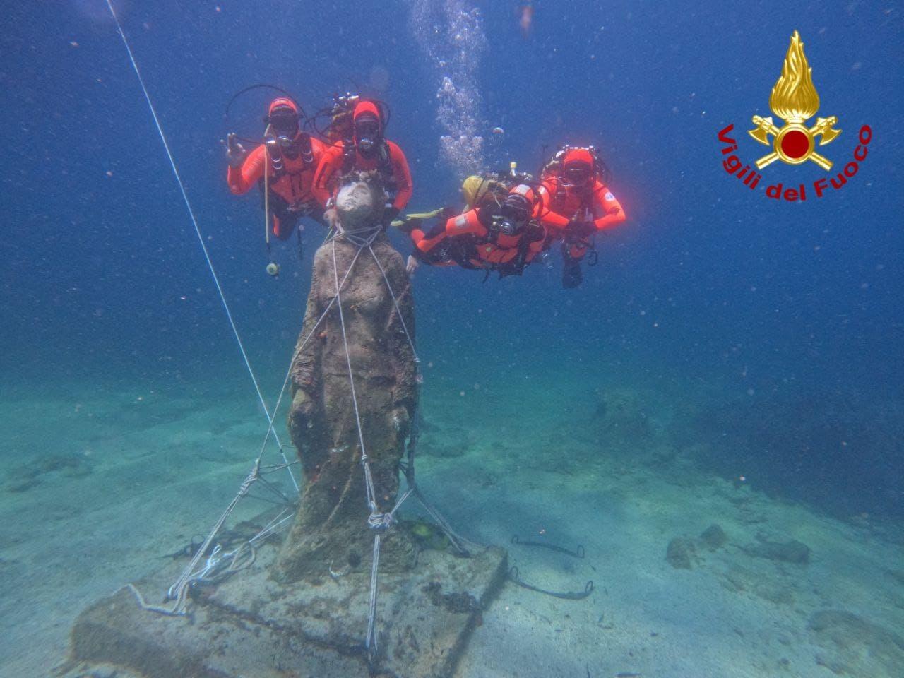Budoni, i vigili del fuoco risollevano la Madonna degli Abissi capovolta dalle correnti