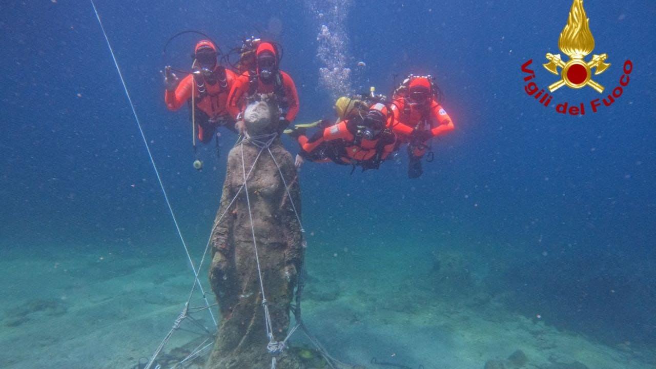 Budoni, i vigili del fuoco risollevano la Madonna degli Abissi capovolta dalle correnti