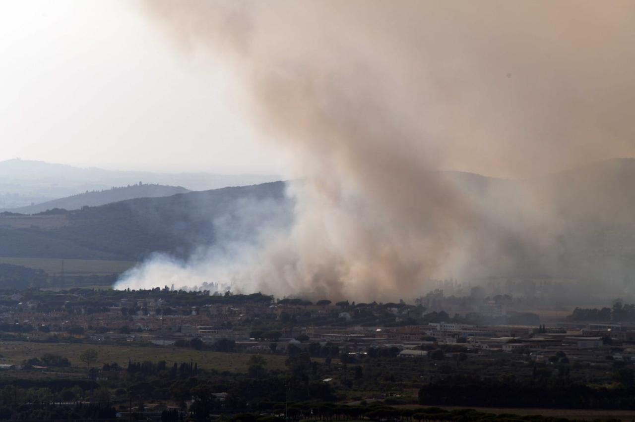 
	Il fumo nella zona dell'incendio (foto Vab)

