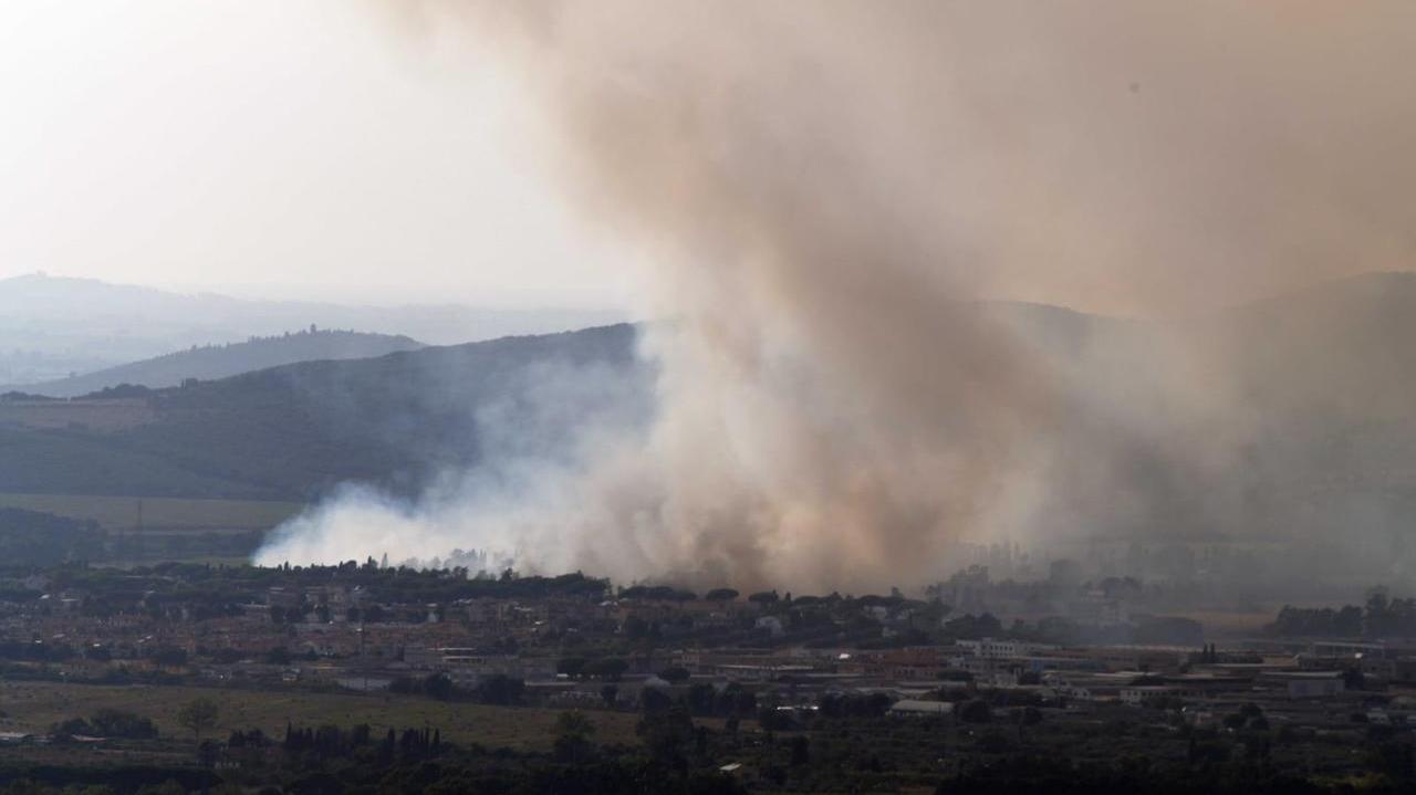 Il fumo nella zona dell'incendio (foto Vab)