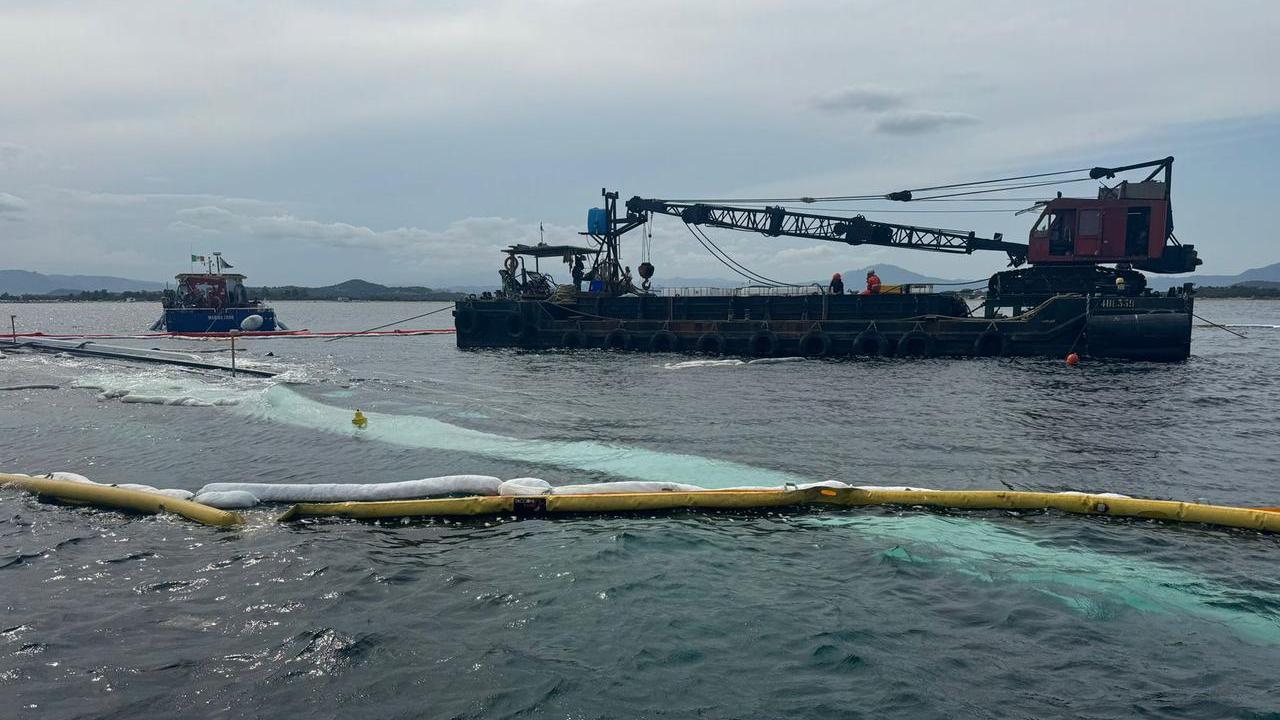 Olbia, concluse le operazioni di prelievo del carburante dall’Atina: estratti 33mila litri di gasolio