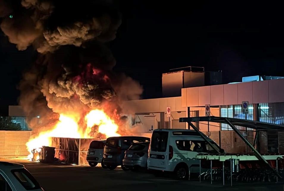 Un incendio distrugge la Panda dell’Auser: è la seconda volta