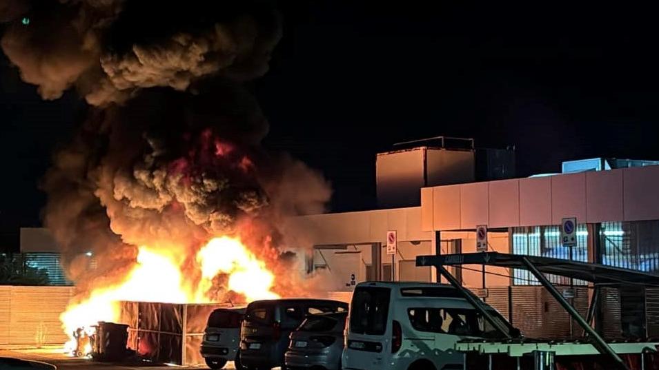 Un incendio distrugge la Panda dell’Auser: è la seconda volta