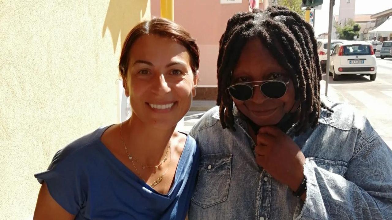 Whoopi Goldberg tra le vie di Stintino