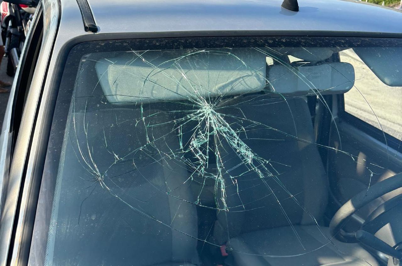 
	Il parabrezza danneggiato dell'auto

