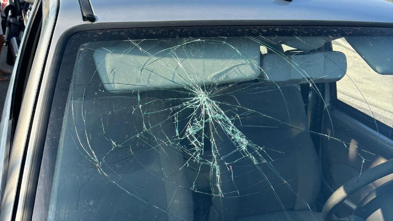 Il parabrezza danneggiato dell'auto