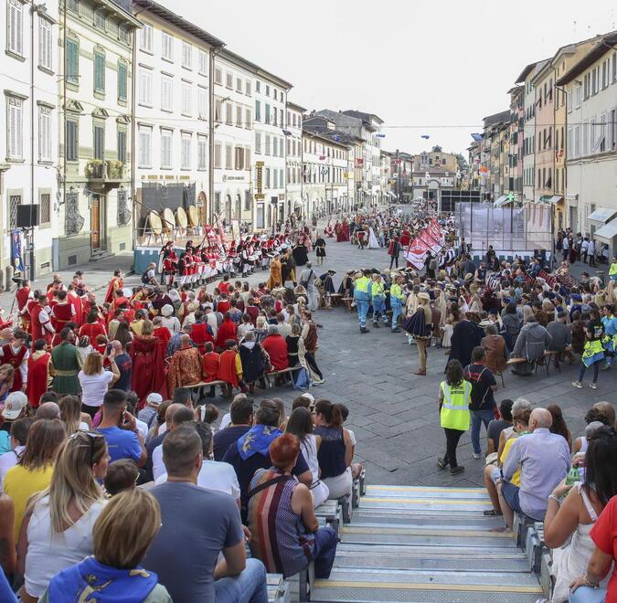 Pescia, tutto pronto per il Palio. In Santo Stefano si svela il cencio, poi il corteggio