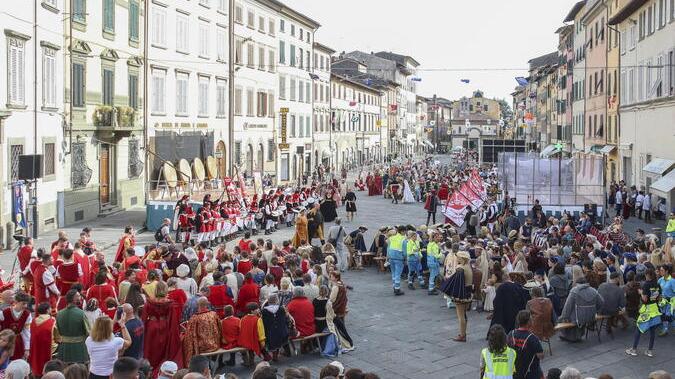 Pescia, tutto pronto per il Palio. In Santo Stefano si svela il cencio, poi il corteggio