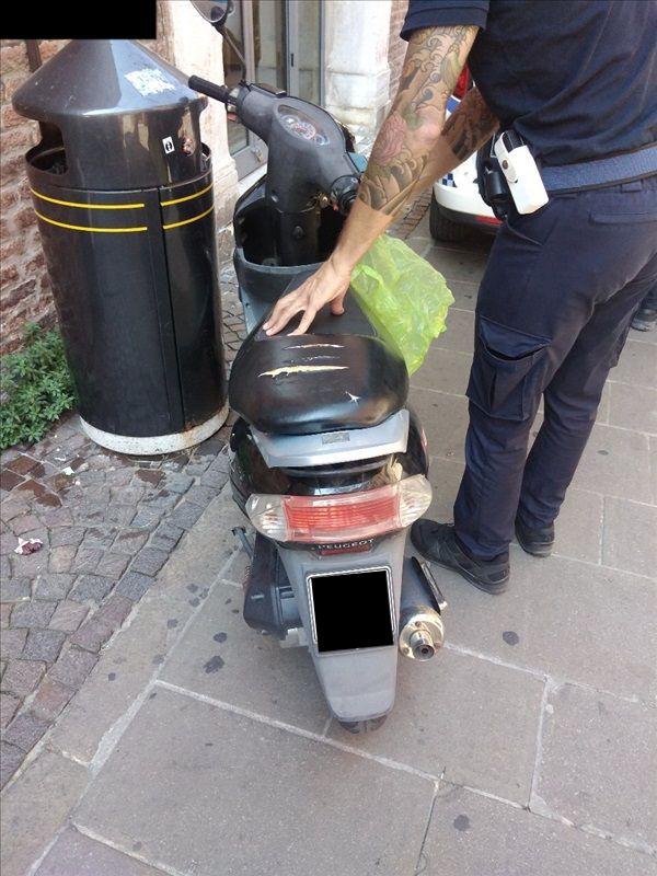 Ferrara, cade dallo scooter ubriaco davanti alla Polizia e continua a bere birra