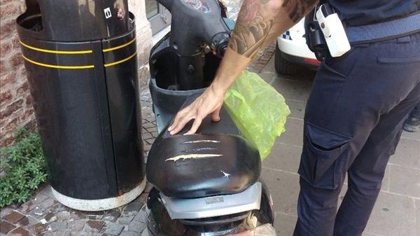 Ferrara, cade dallo scooter ubriaco davanti alla Polizia e continua a bere birra