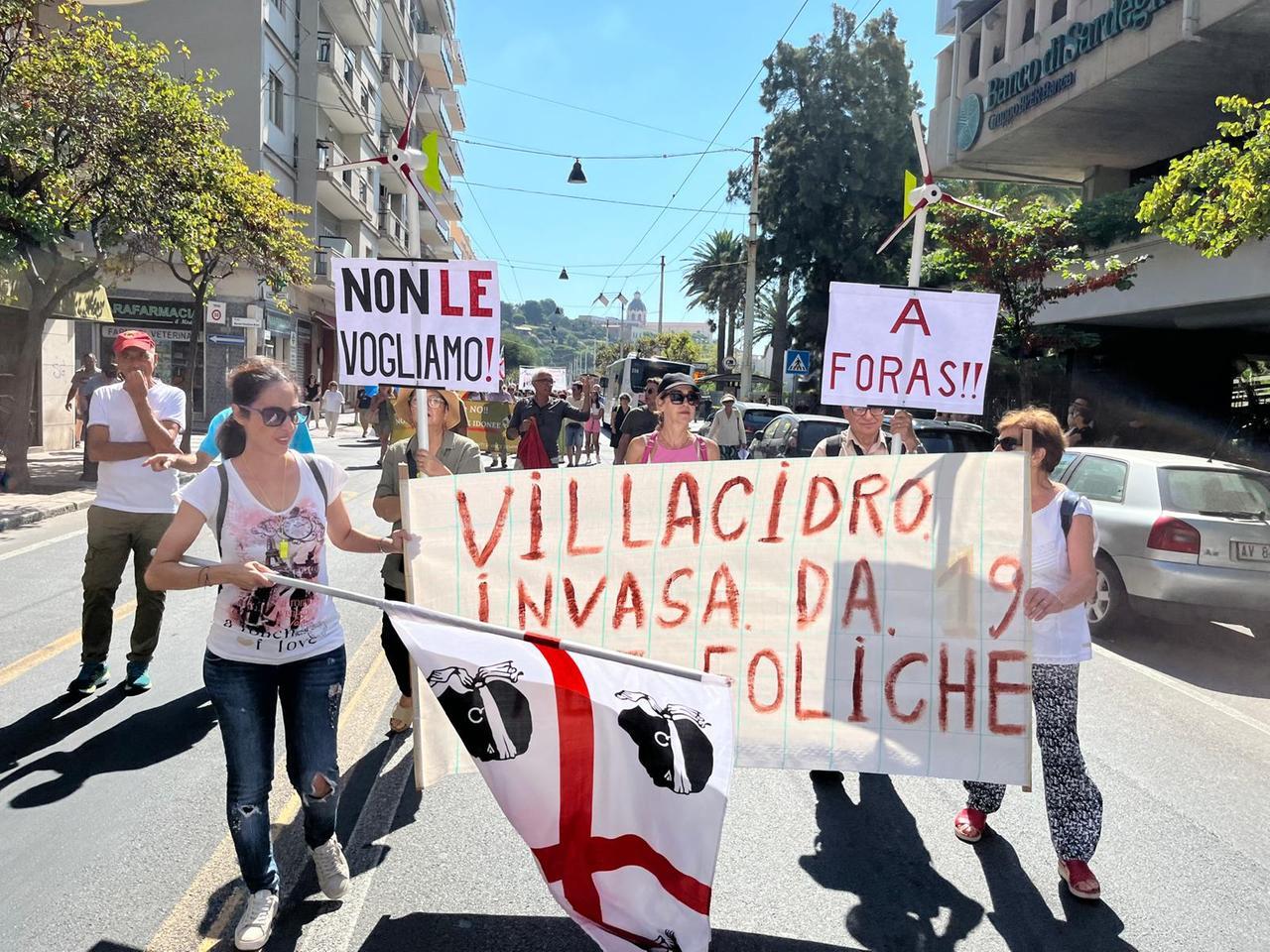 Cagliari, corteo contro le pale eoliche di fronte al consiglio regionale