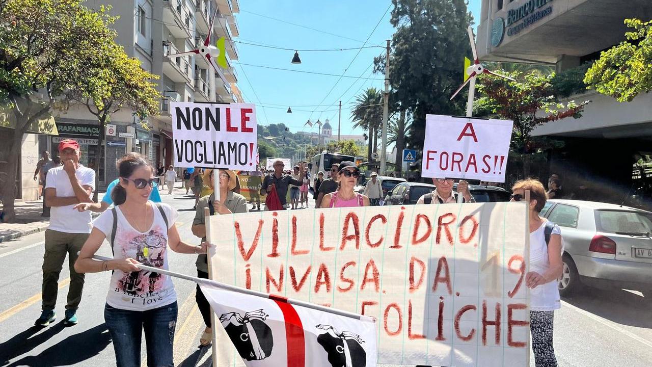 Cagliari, corteo contro le pale eoliche di fronte al consiglio regionale
