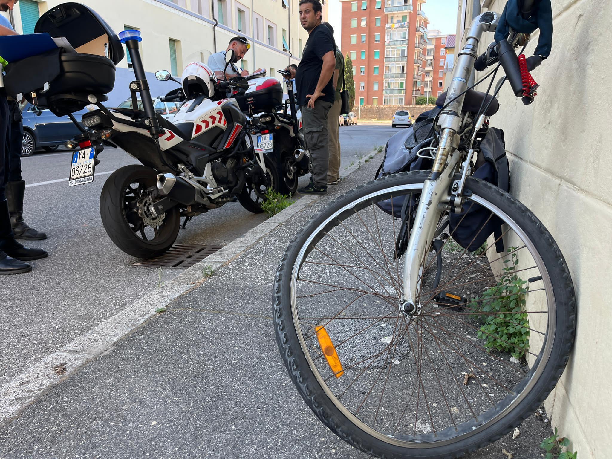 Polizia municipale sul posto dopo l'incidente (foto Silvi)