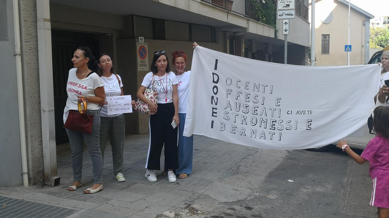 Cagliari, corteo di protesta degli insegnanti: «Basta concorsi, assumete i precari»