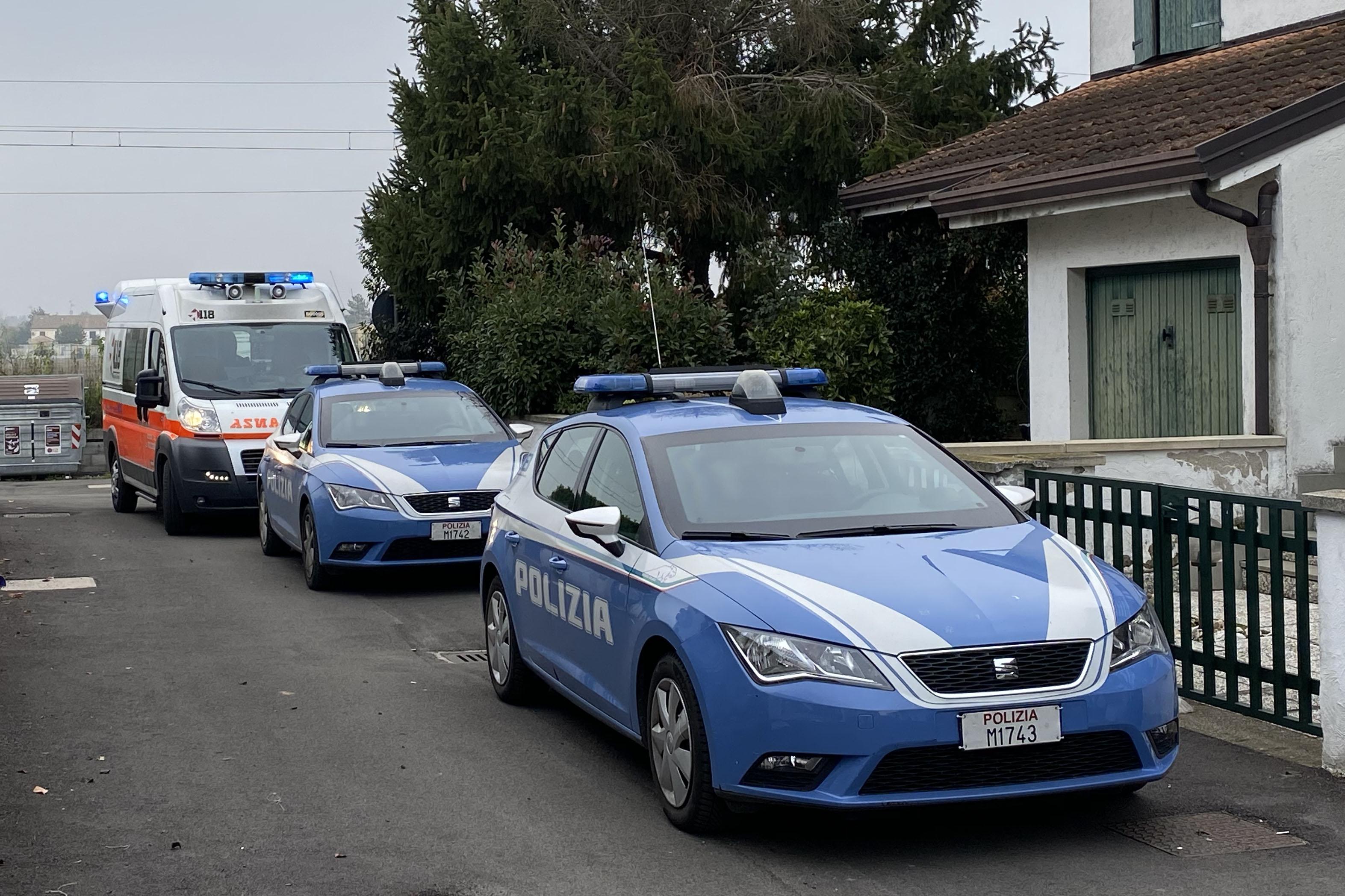 Due volanti della polizia e un'ambulanza (foto d'archivio)
