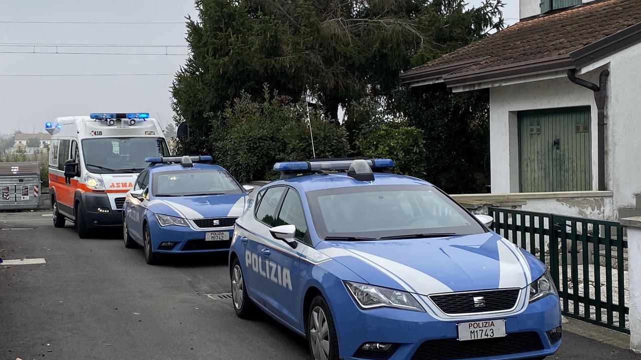 Due volanti della polizia e un'ambulanza (foto d'archivio)