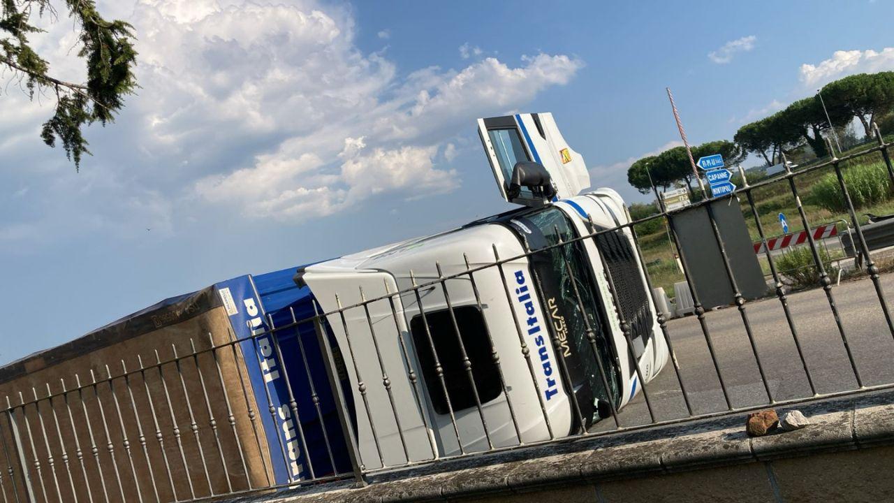 
	Il camion ribaltato a Montopoli

