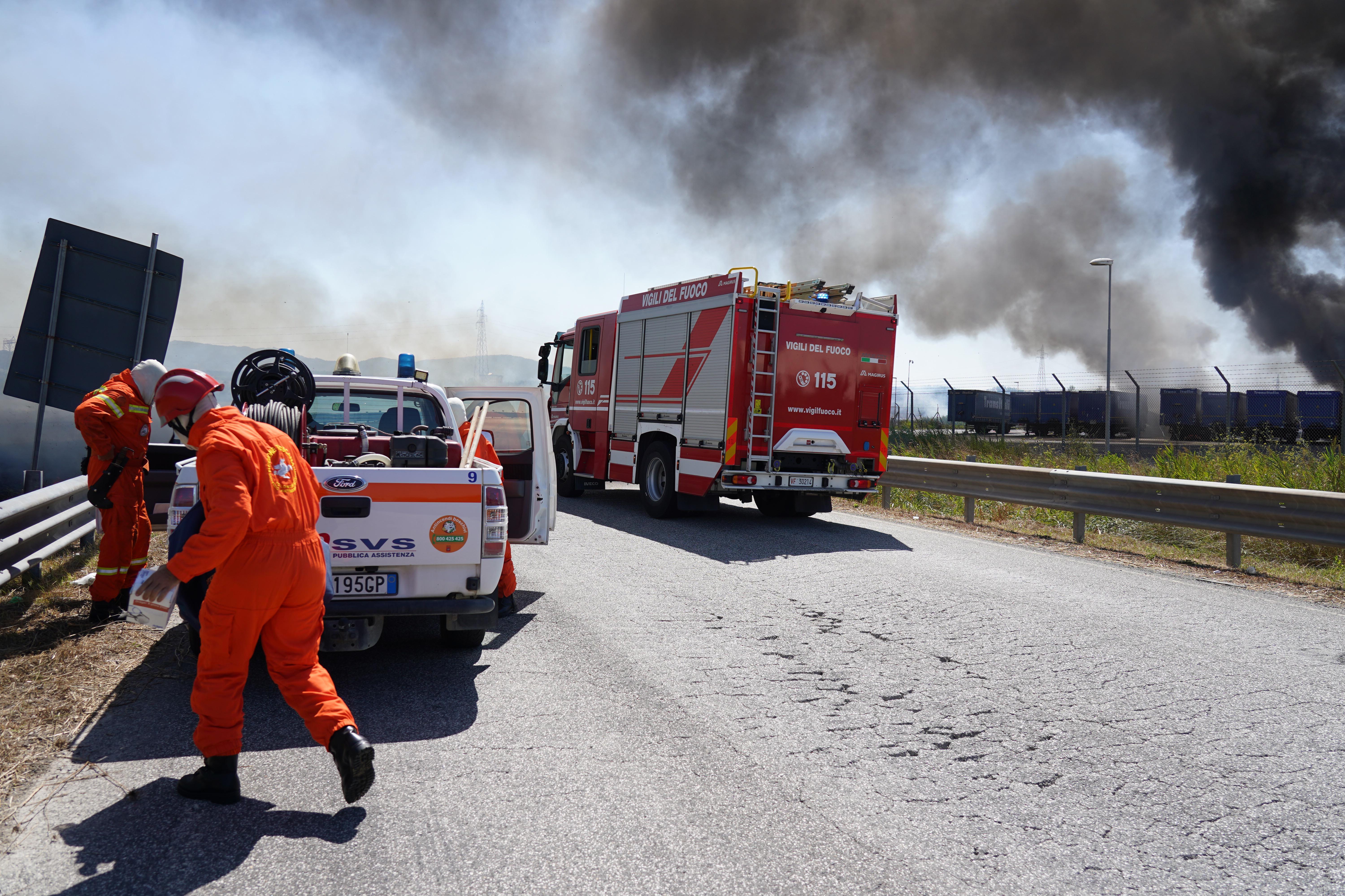 Il fumo nero dell'incendio (foto Franco Silvi)