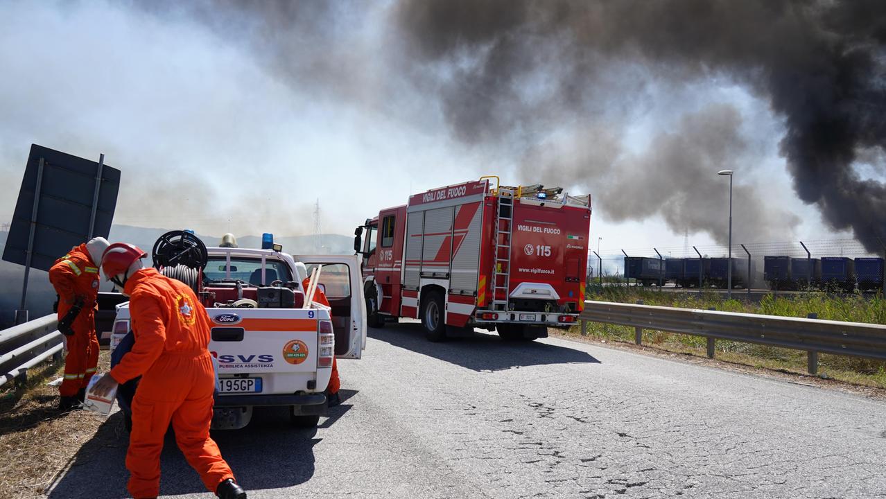 Il fumo nero dell'incendio (foto Franco Silvi)