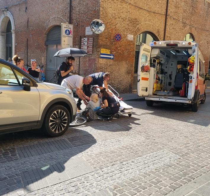 Ferrara, bici urtata da auto: ciclista ferita