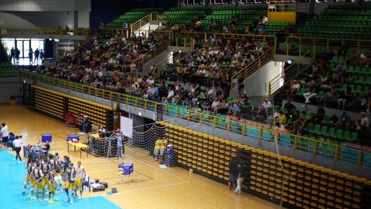 Test al PalaPanini, Modena Volley piega Reggio Emilia davanti a 500 tifosi