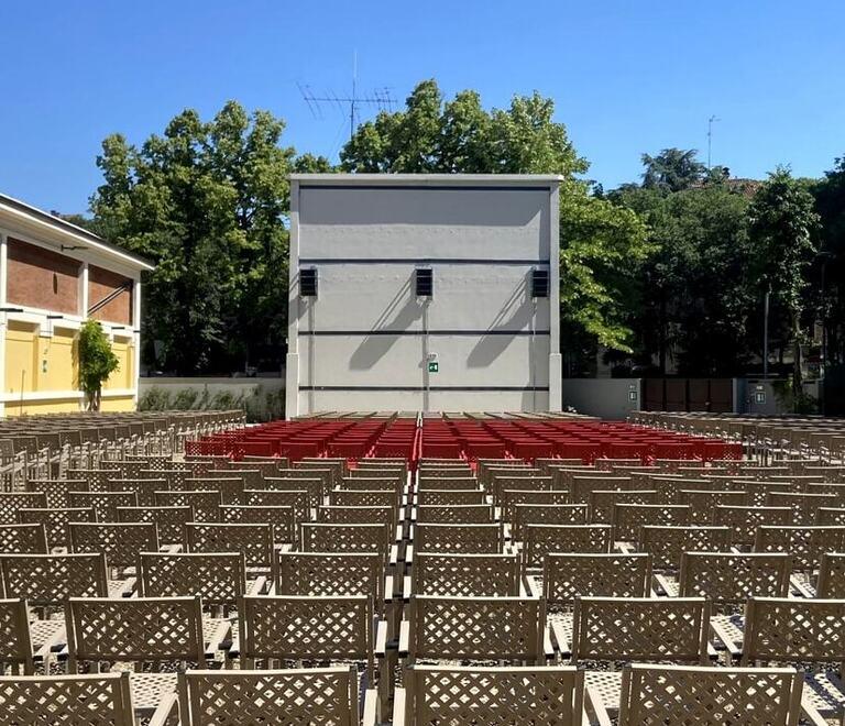 Modena, al cinema c’è il film per bambini ma prima parte un cartone “osé”