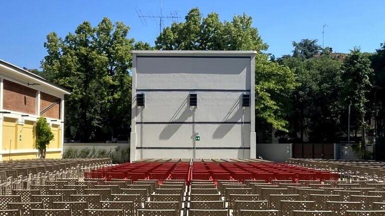Modena, al cinema c’è il film per bambini ma prima parte un cartone “osé”