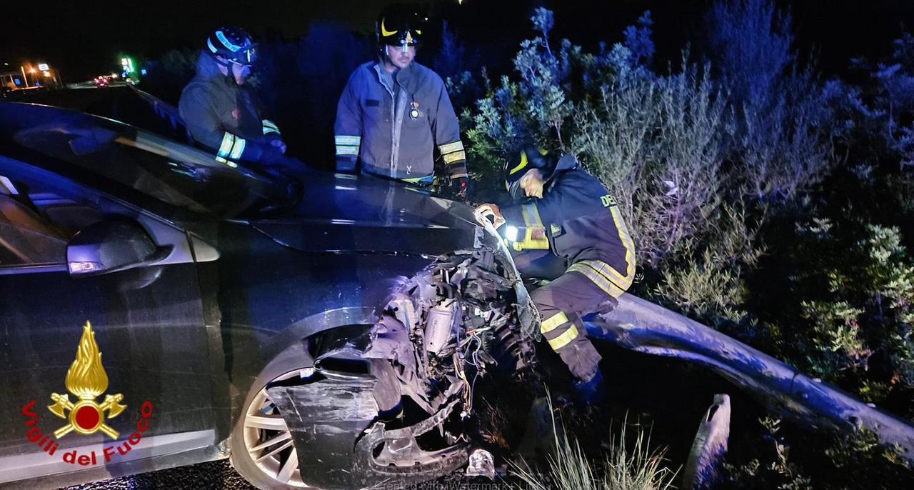Olbia, perde il controllo dell’auto e sbatte sul guardrail